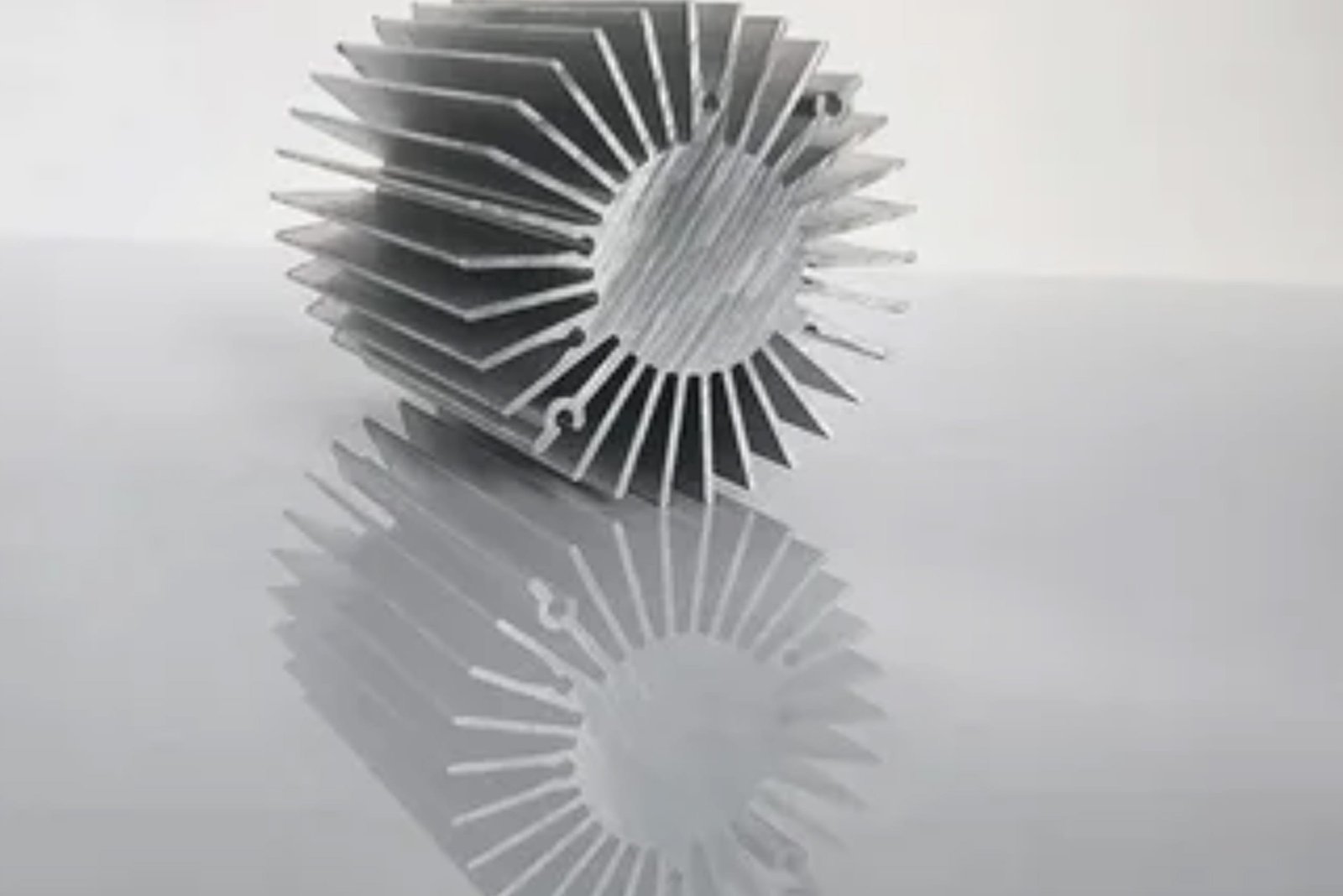 Aluminum extruded heat sink profile with radial fins and reflective surface