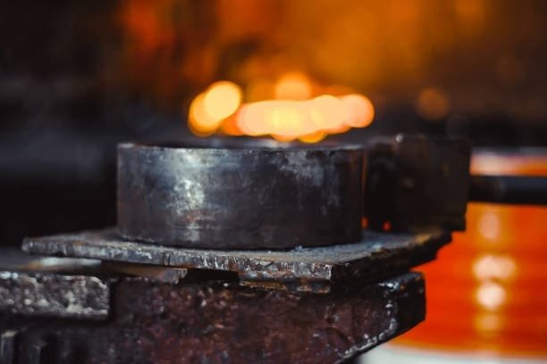 Forged cylindrical metal part cooling on a workstation in a forging facility